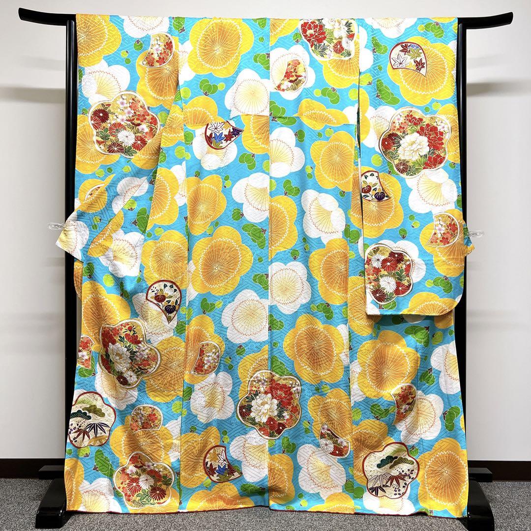 水色に大きな梅の花と花紋が描かれた振袖　金駒刺繍　着物