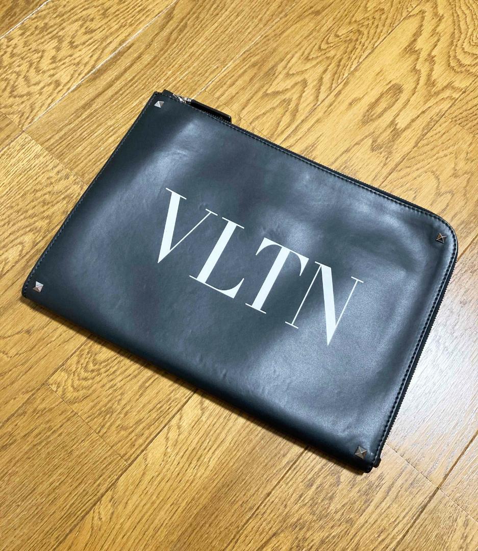 VLTN ロックスタッズ ラウンドジップ レザークラッチバッグ イタリア製